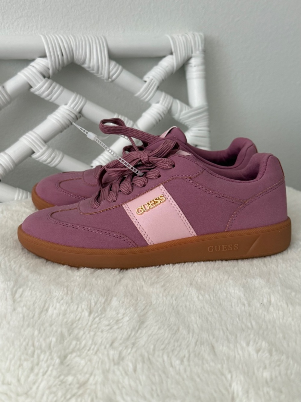 GUESS Women’s Pelara Retro Low-Top Faux Suede Sneakers Pink/Mauve Size 7 New - Picture 2 of 11